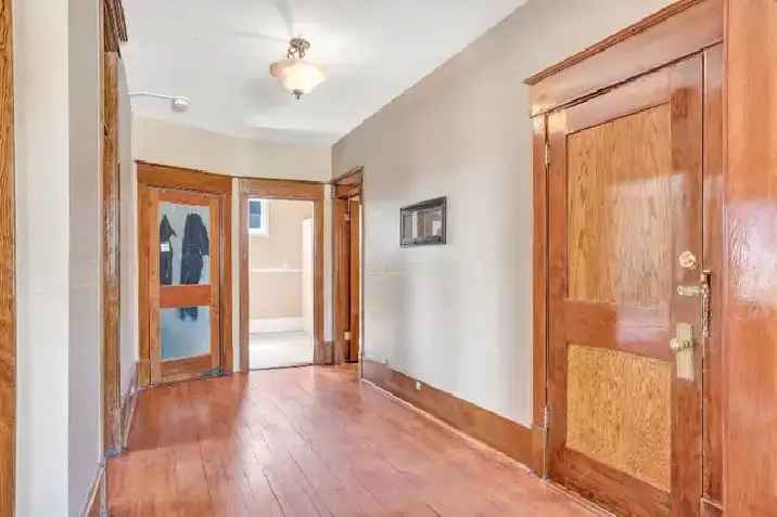 Downtown 3 bedroom in historic building