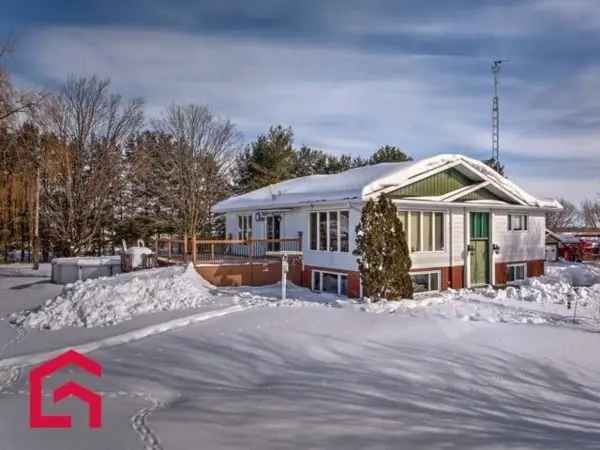 3-Bedroom Bungalow with Large Detached Garage Lanaudiere