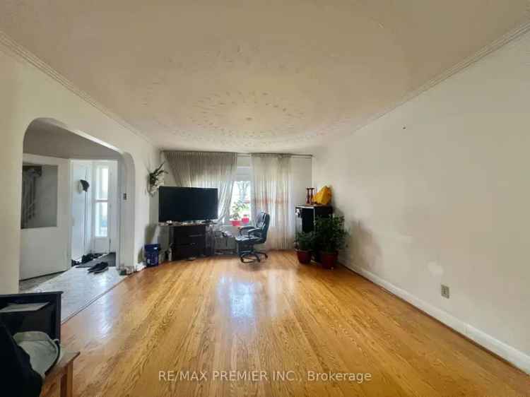 House For Sale in Toronto, Ontario