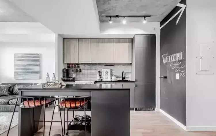7 Smith Crescent Apartment Toronto - Modern Condo near Queensway Park