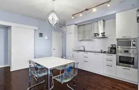 1 room room of 377 m² in Toronto