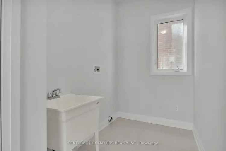 Buy Detached House in Woodstock with Stunning Features and Modern Amenities