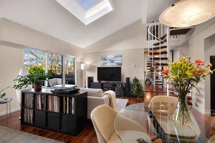 Kitsilano Penthouse Loft - 2 Bed, Updated, Steps to Beach