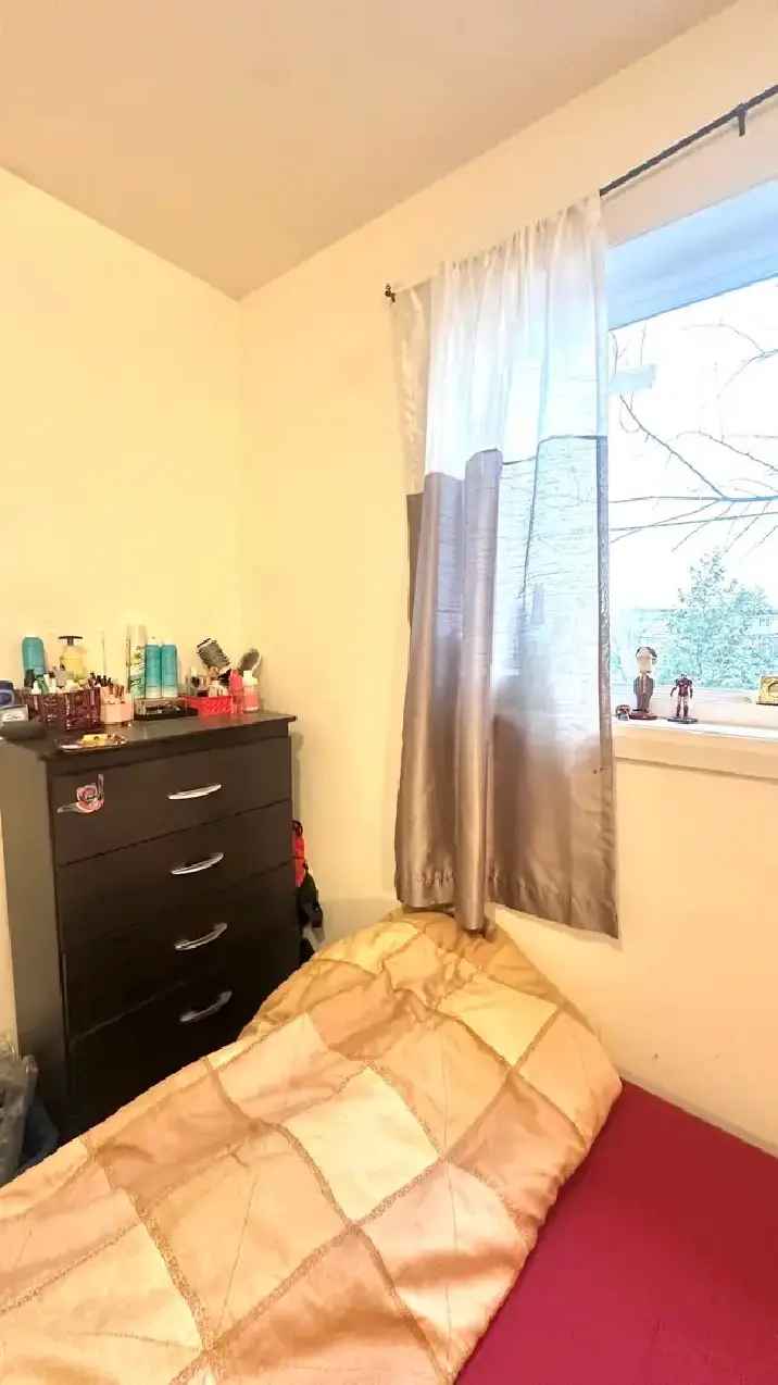 Sublet Private Room in Toronto with Modern Amenities