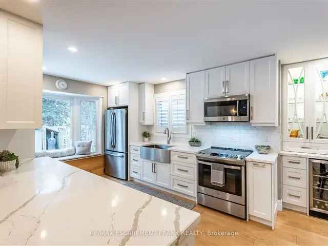 Beautiful 3-Bedroom 2-Storey Home in Old Ancaster