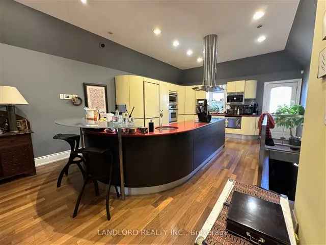 Luxury 2-Level Suite in Trendy Mt Pleasant