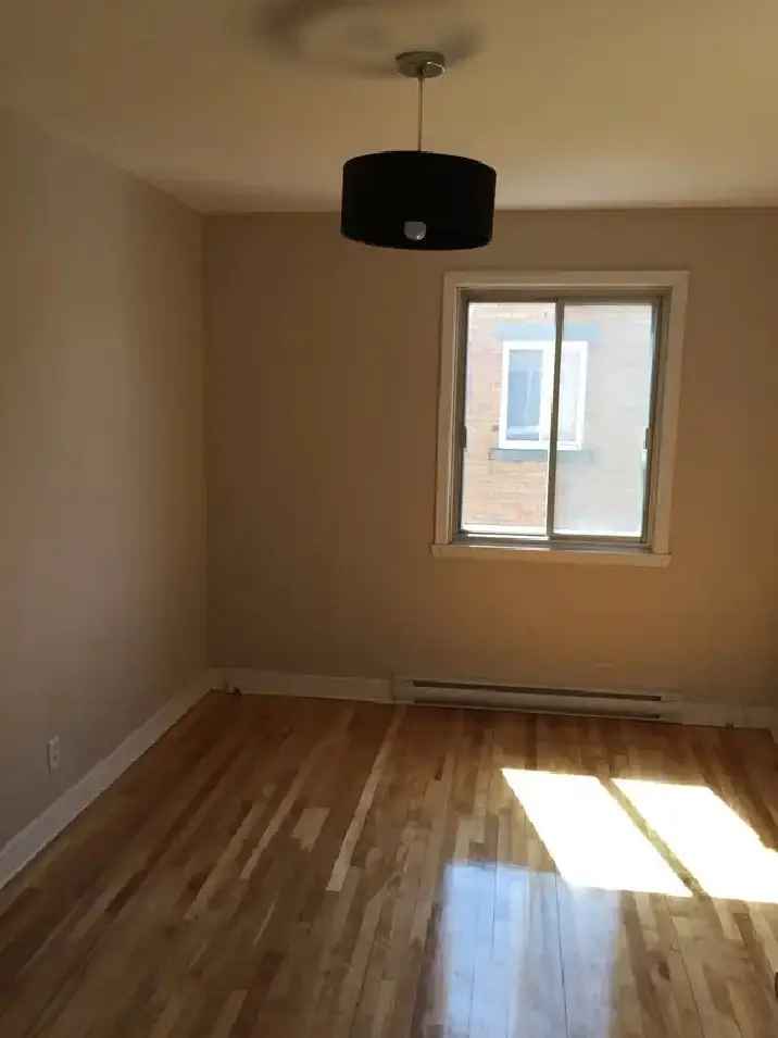 Spacious 4 1/2 Apartment Near Hospitals and Metro