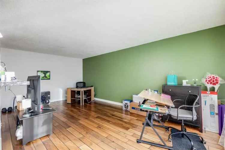 House For Sale in Calgary, Alberta