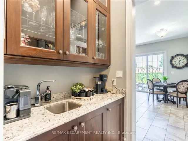 House For Sale in 17, McDonald Court, Hamilton, Ontario