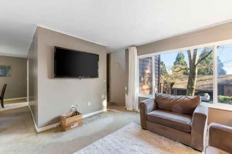 A $825,000.00 Townhouse with 4 bedrooms in College Park PM, Port Moody