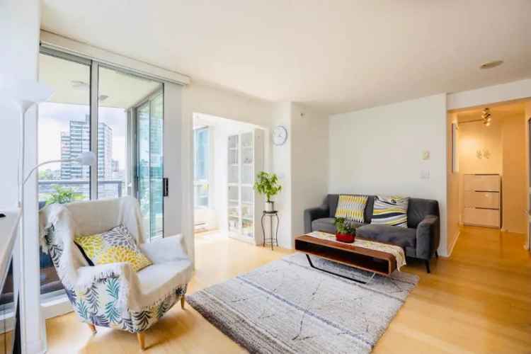 Coal Harbour Condo for Sale: Updated 2-Bed, 2-Bath with Solarium and Balcony