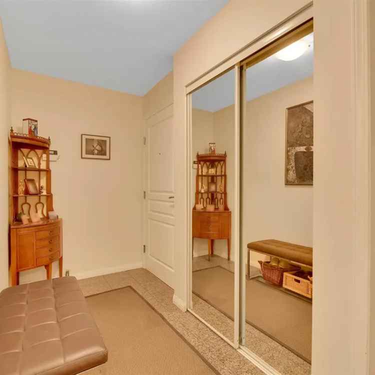 Bright 2 Bed 2 Bath Corner Unit in Muirfield Gardens