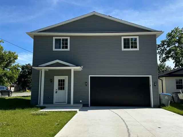 Stunning 2-Storey Home in Ailsa Craig