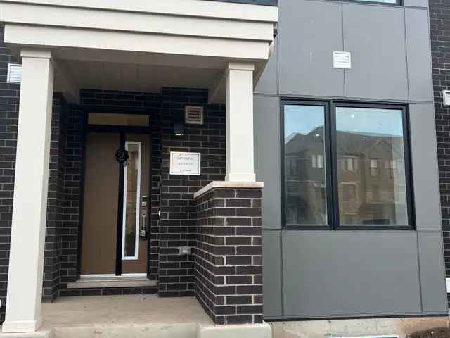 Townhouse For Rent in Oakville, Ontario