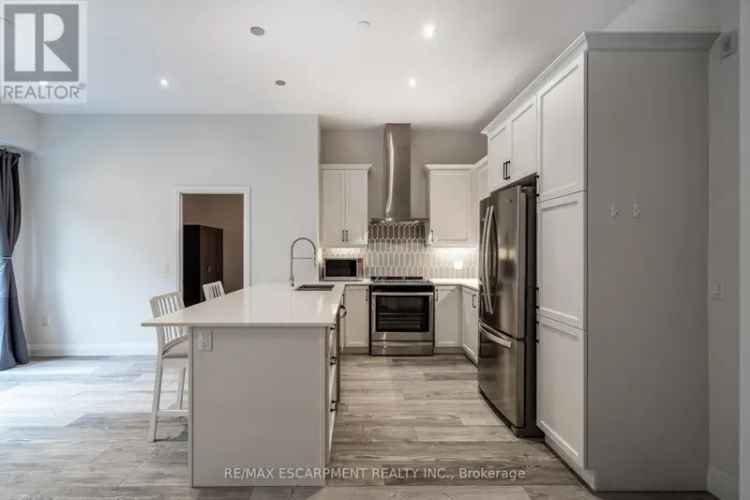 Luxury Condo in Hamilton West Mountain Brow with Amazing Amenities