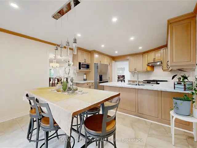 House For Sale in Newmarket, Ontario