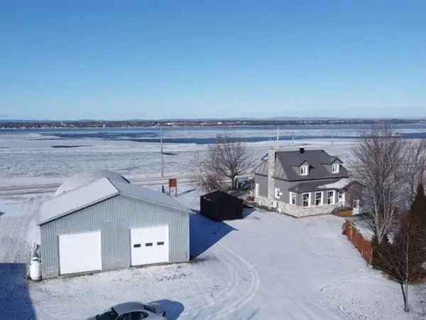 3-5 Bedroom House with River View and Large Garage