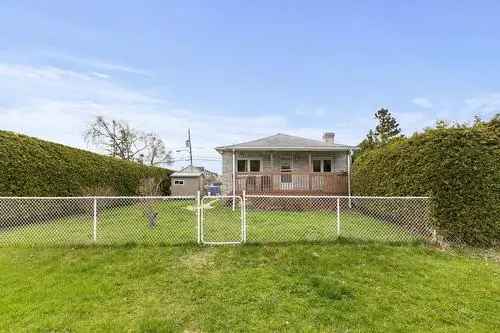 Family Bungalow with Detached Garage in Deschenes