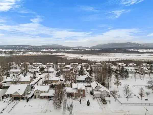 4 Bedroom Cottage in Magog - Brick, Hardwood Floors, Family Room