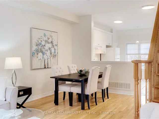 Townhouse For Sale in Burlington, Ontario