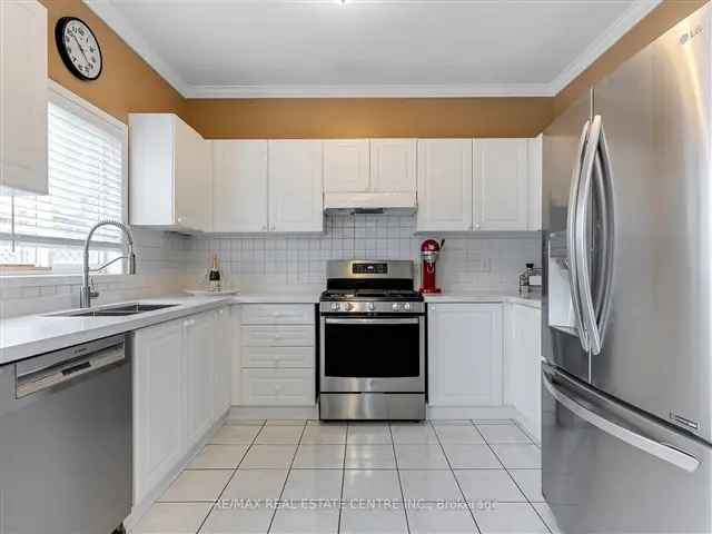 Snelgrove Raised Bungalow  High Ceilings Hardwood Floors Upgraded Kitchen