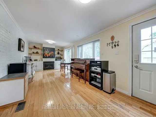 Charming House with Workshop Ideal for Home Office Near Yonge St