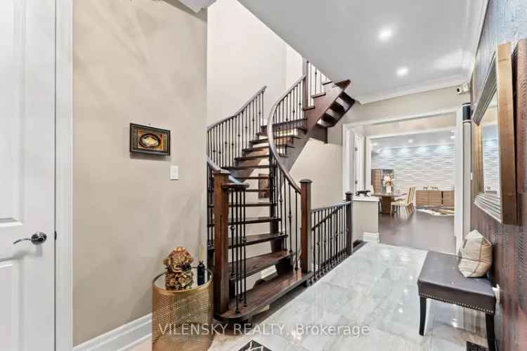 Luxury Family Home in Upper Thornhill Estates