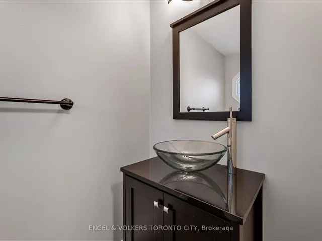 Townhouse For Sale in Barrie, Ontario