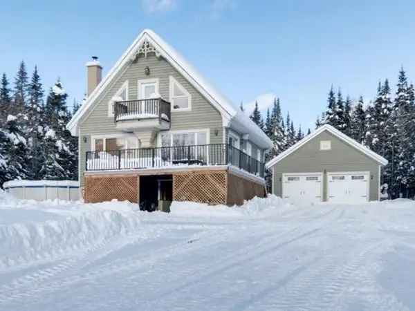 3-Bedroom Cottage near Lac Saint-François with Large Garage