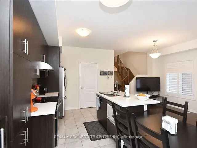 Oakville Modern Townhouse 3 Bed 3 Bath