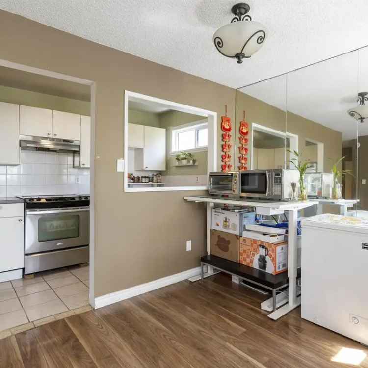 Bright 2-Bedroom Corner Unit in New Westminster Near Parks and Skytrain