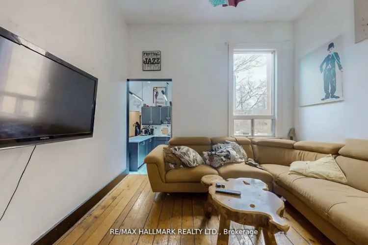 House For Sale in Toronto, Ontario