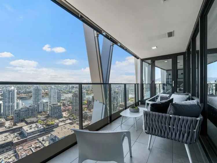Luxury 3-Bedroom Corner Home with 270 City Views