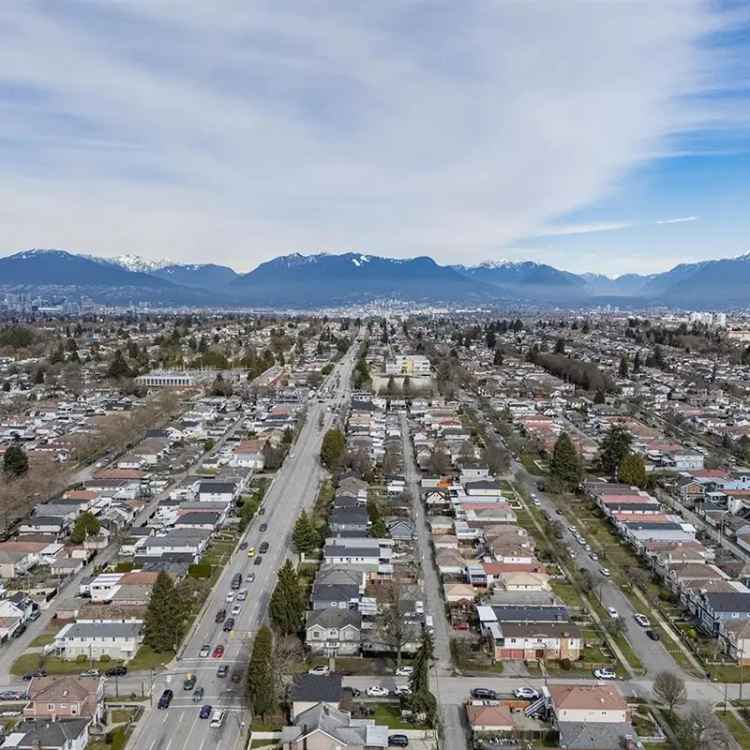 7 Bedroom House with 2 Rental Suites Great Investment Opportunity