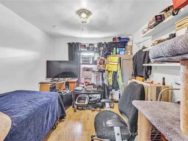 House For Sale in Hamilton, Ontario