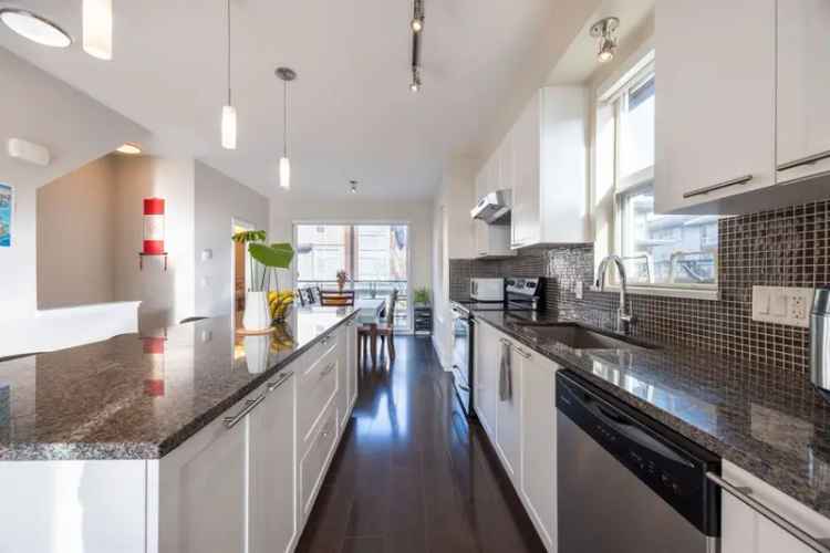 Grandview Surrey Townhouse for Sale: 4 Beds, 3.5 Baths, Award-Winning Complex