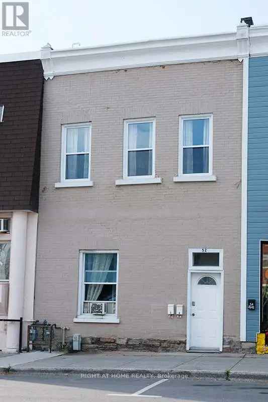 Arnprior Stacked Duplex - $40K Estimated Income - Turnkey - 4 Parking Spots