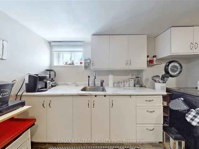 3 Bedroom Basement Apartment Near Yonge Street