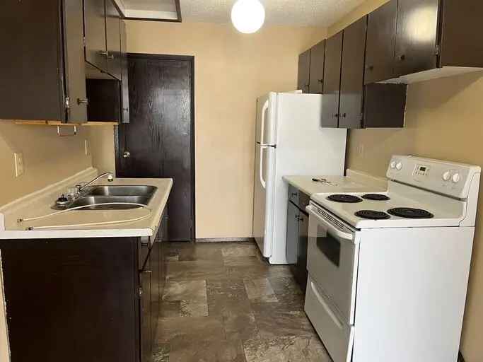 3 Bed 1.5 Bath Townhome in Olds - Close to Downtown and Olds College
