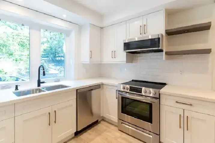 3 Bedroom 1.5 Bath Apartment Near Beaches Toronto