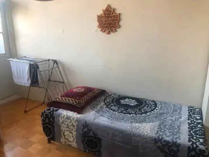 Bright And Ventilated Room For Sharing - Thorncliffe Park - Top