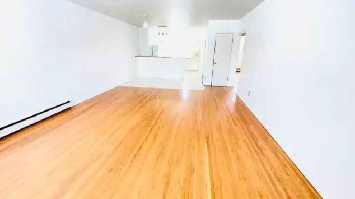 Cozy Main Floor Suite Near LRT 2 Beds 1 Bath In-Suite Laundry