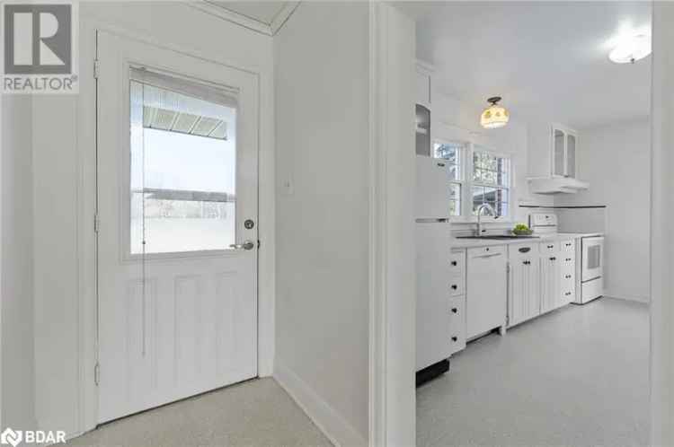 Charming Bungalow near Codrington Parkette