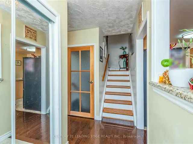 3-Bedroom Condo Townhouse Near University Updated Kitchen Hardwood Floors