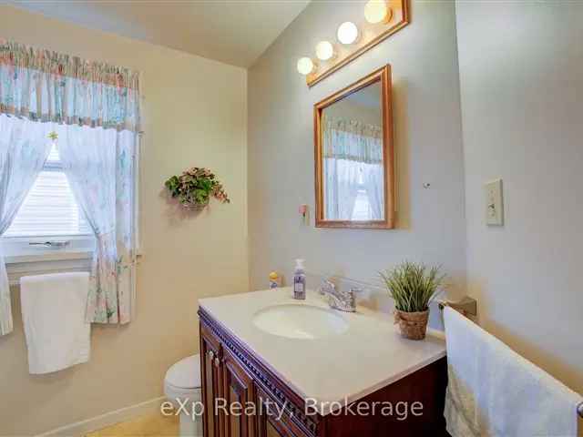 Wingham 2-Bed 2-Bath Bungalow - Walk to Everything