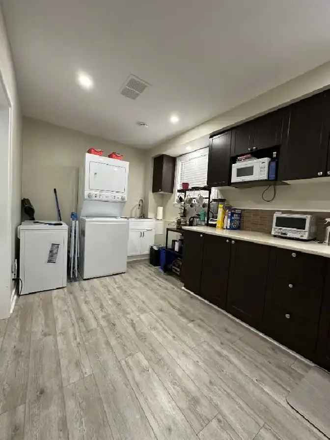 TWO BEDROOM APARTMENT FOR COUPLE CLOSE TO DOWNTOWN OTTAWA