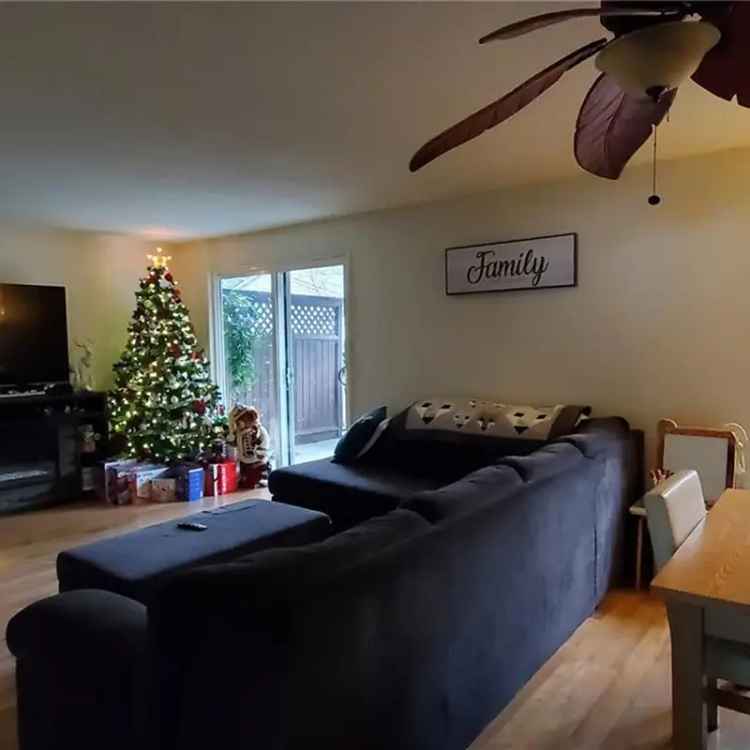 3 Bed Townhouse For Sale - Updated Kitchen and Bathroom - No Strata Fees
