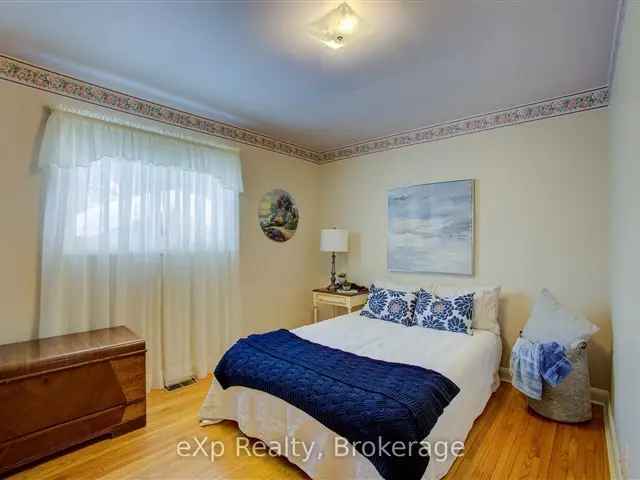 Wingham 2-Bed 2-Bath Bungalow - Walk to Everything