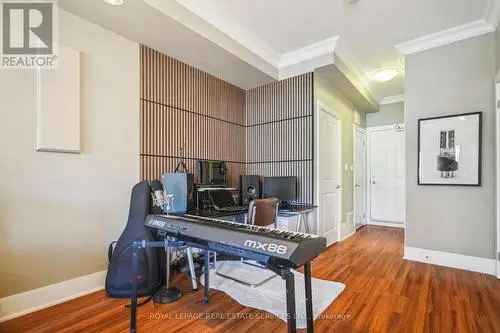 3-Storey Townhome in Queen West Toronto - 3 Beds 3 Baths