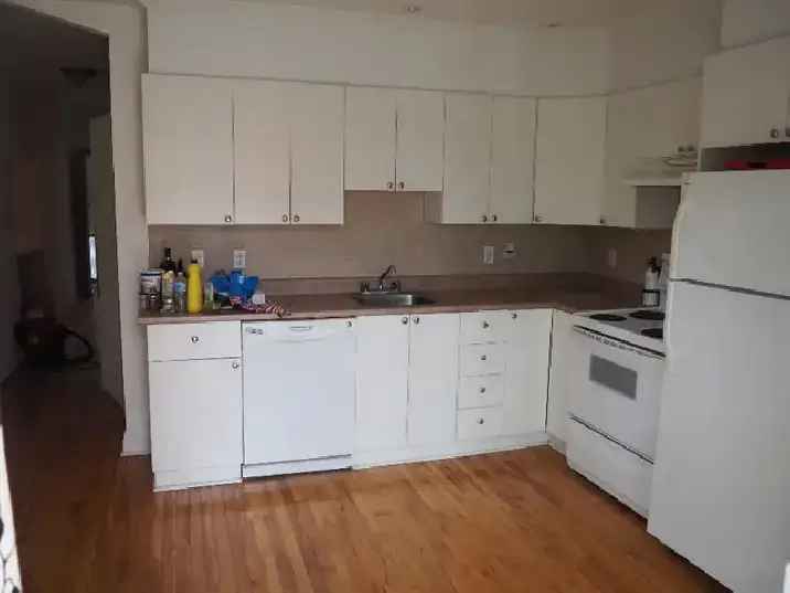 Rent Grand 4 et demi Apartment in Rosemont with Two Closed Bedrooms